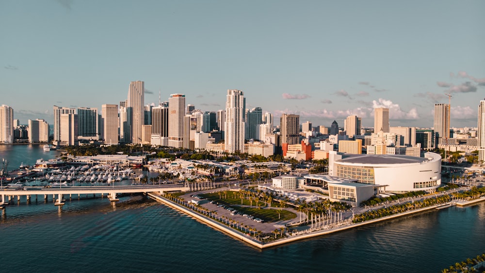 skyline della città tra cielo e specchio d'acqua