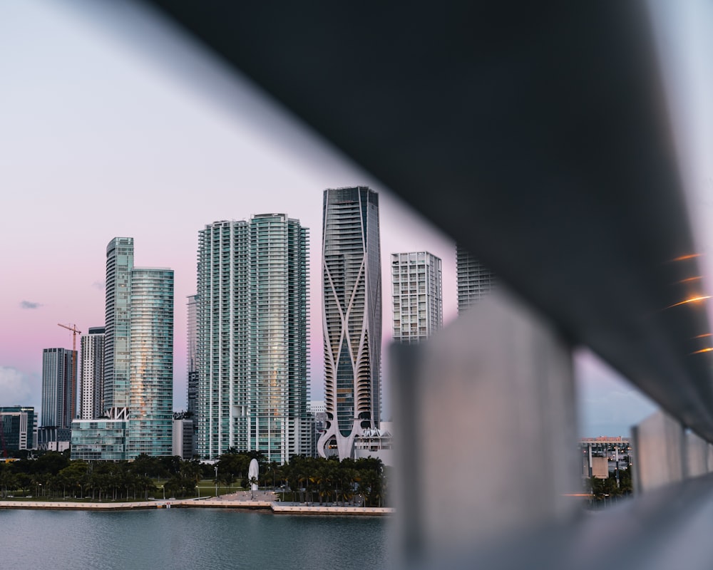 Edifícios entre o céu branco e o corpo de água