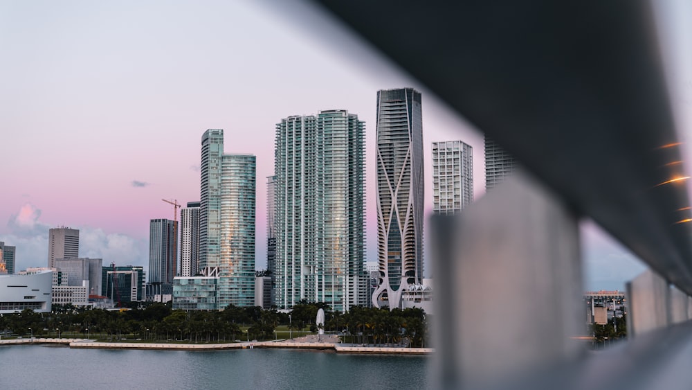 cidade com arranha-céus com vista para o mar azul