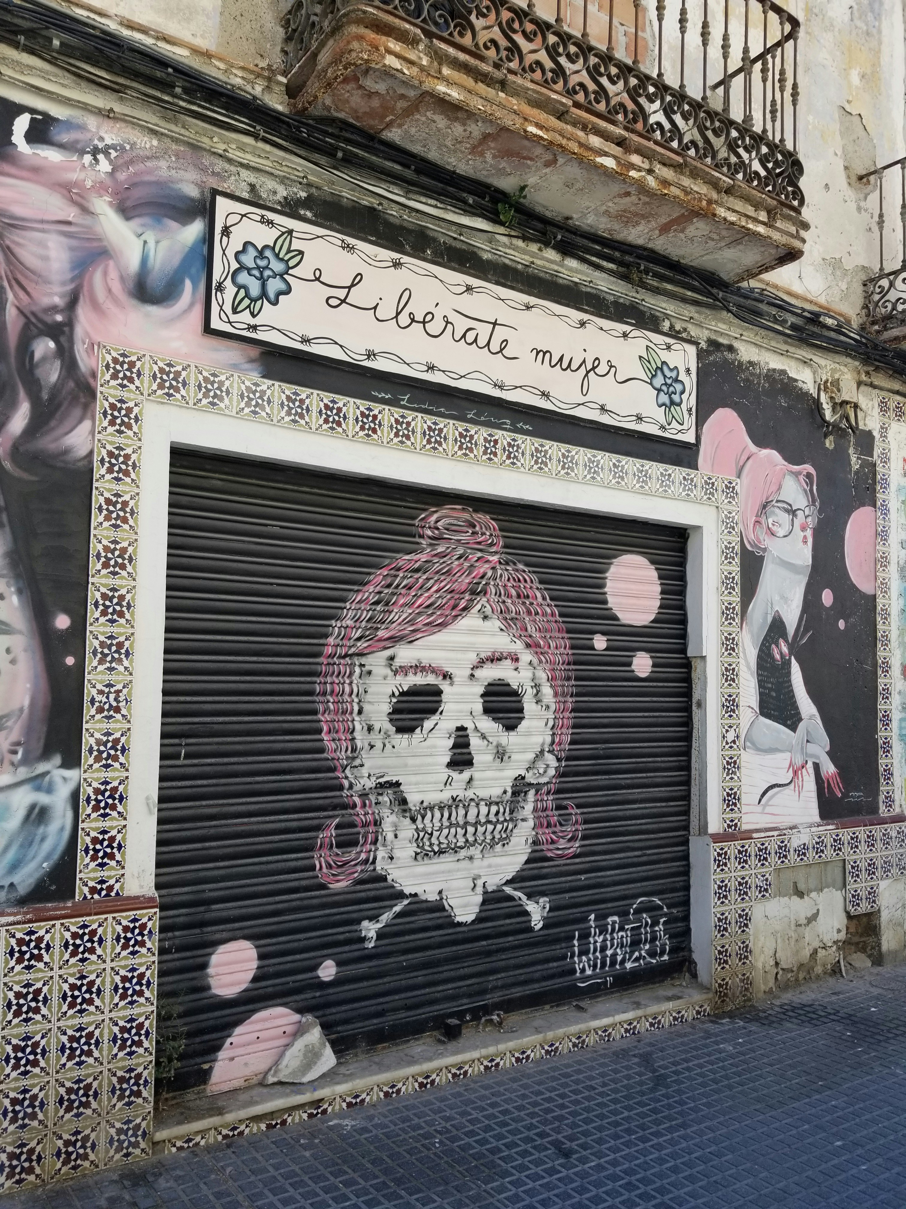 Love this, because it's skulls and knitting. Streetart in Málaga.