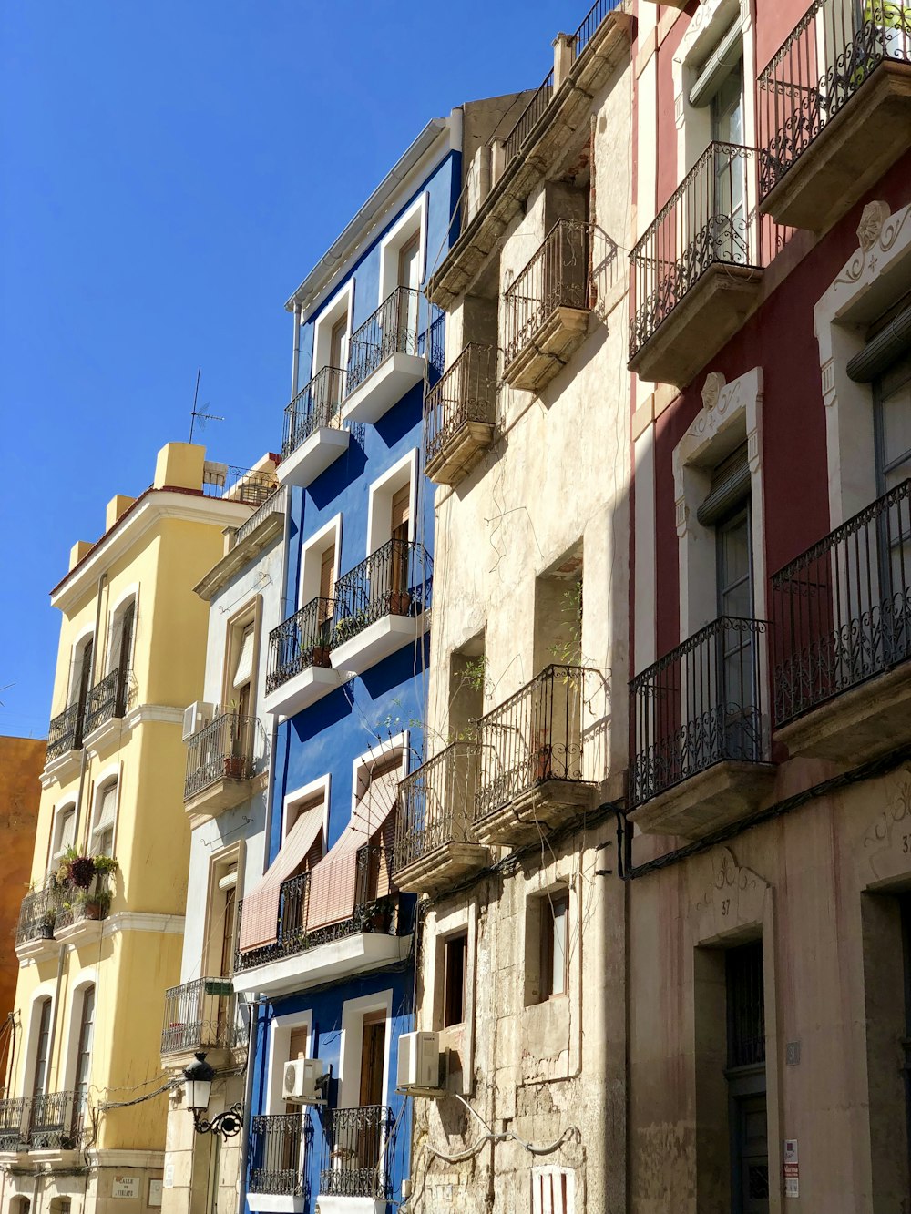 Cinque edifici in cemento di colori assortiti