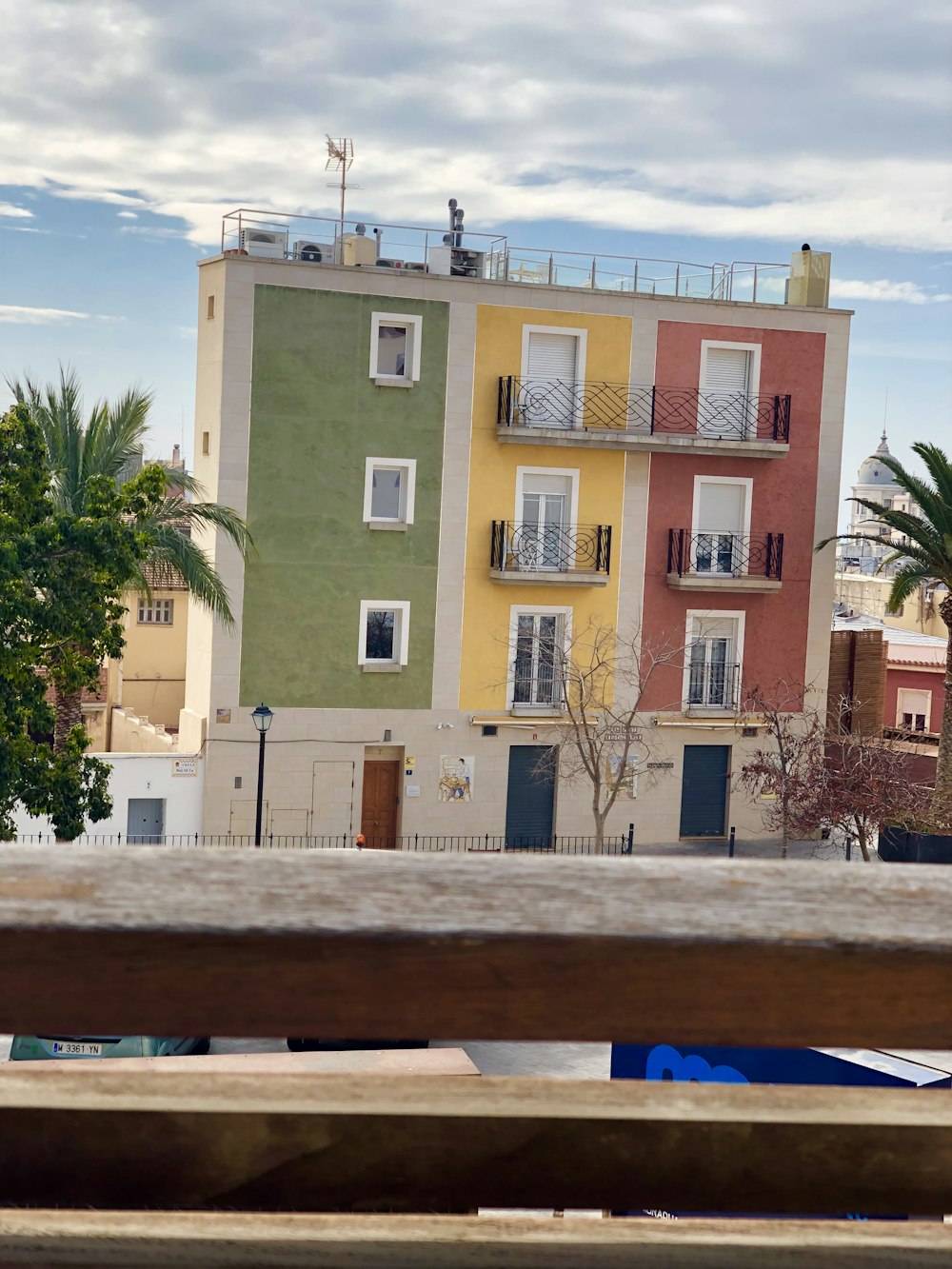 bâtiment peint en rose, jaune et rose