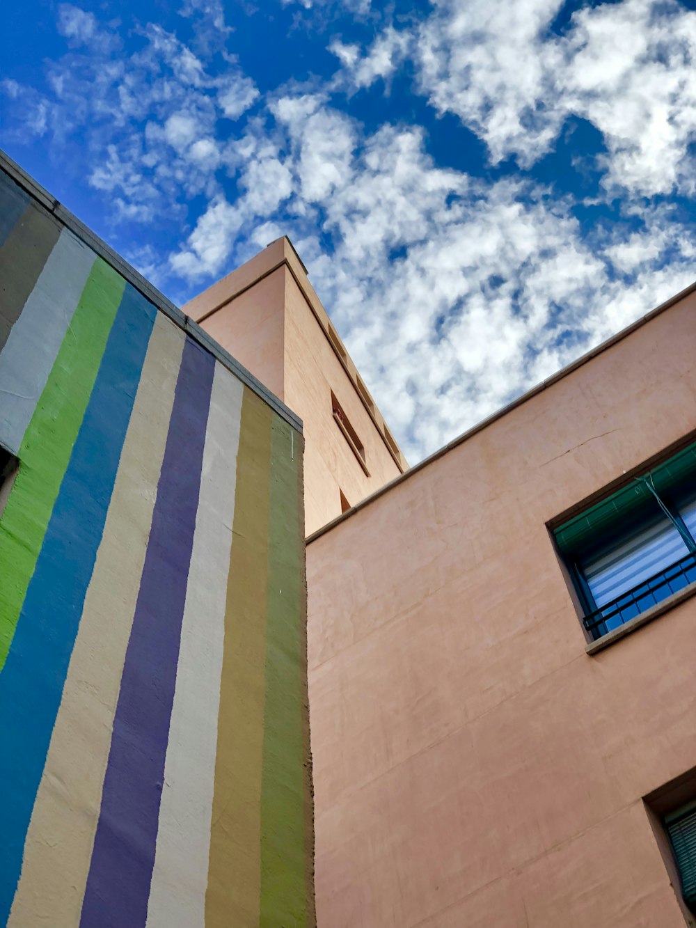 Edificio multicolor durante el día