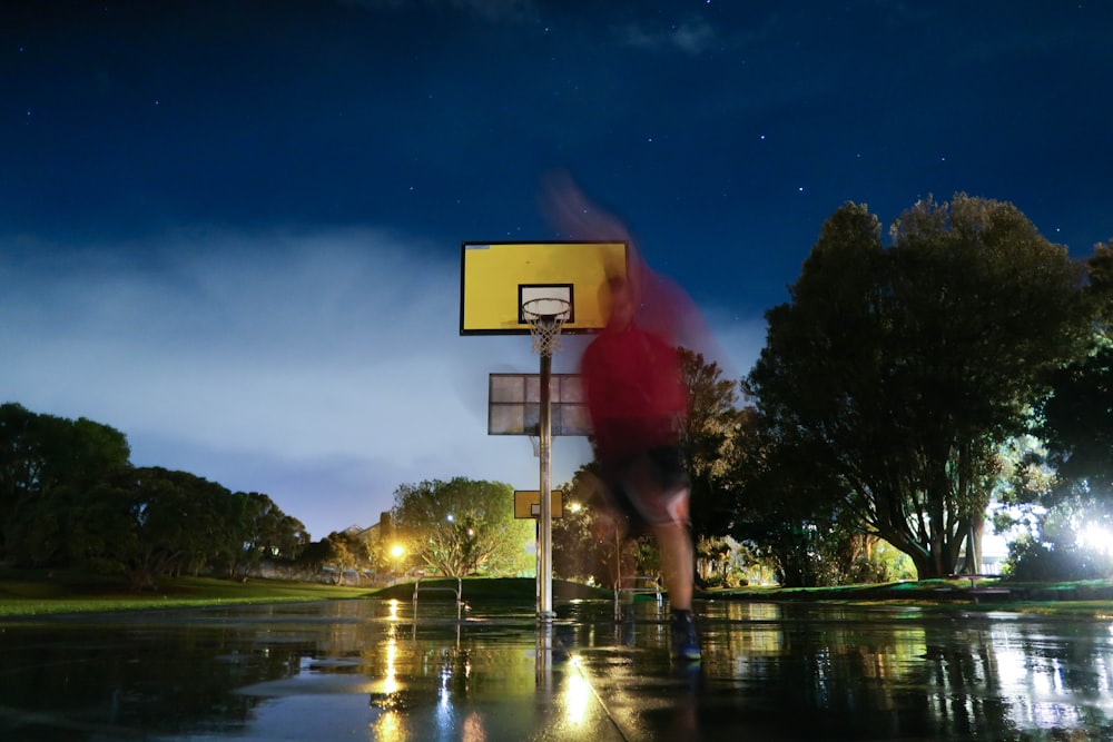 pessoa jogando basquete na quadra de basquete