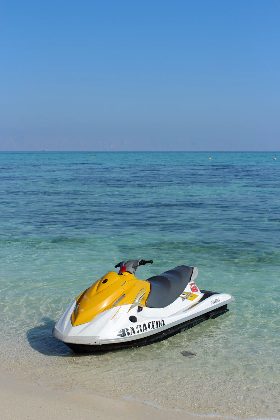 Jet-ski blanc et jaune