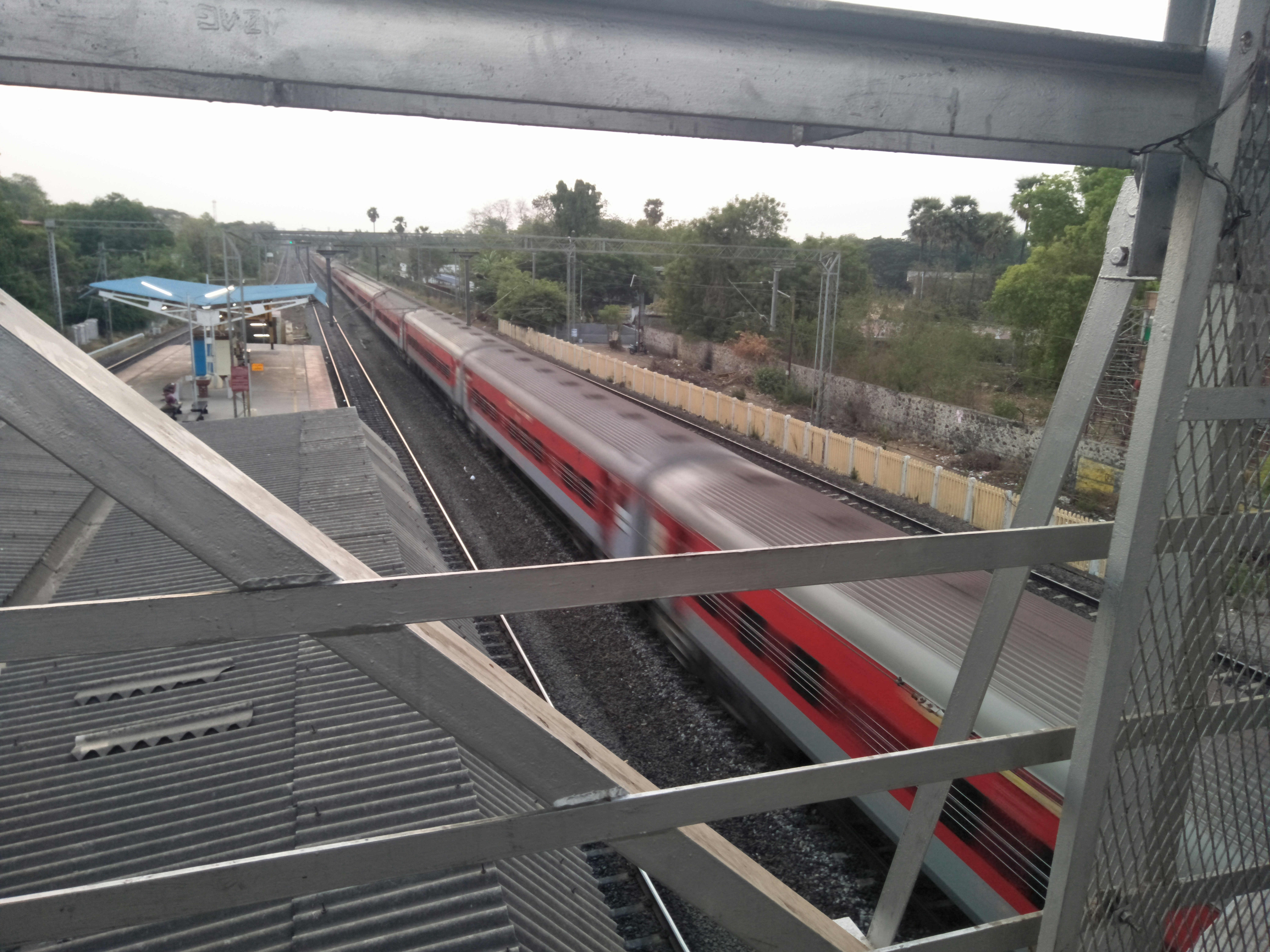 Vue du train en mouvement depuis la passerelle