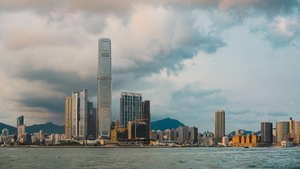 Fotografía del horizonte de un edificio de gran altura durante el día