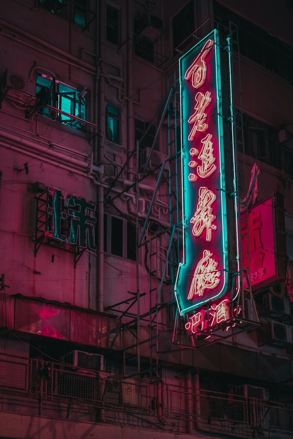 turned-on kanji script neon signage at the building