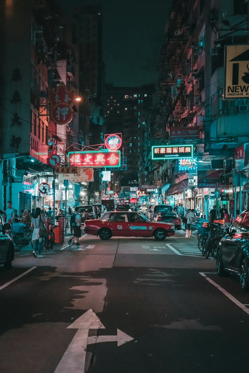 Fahrzeug in der Nacht auf der Straße