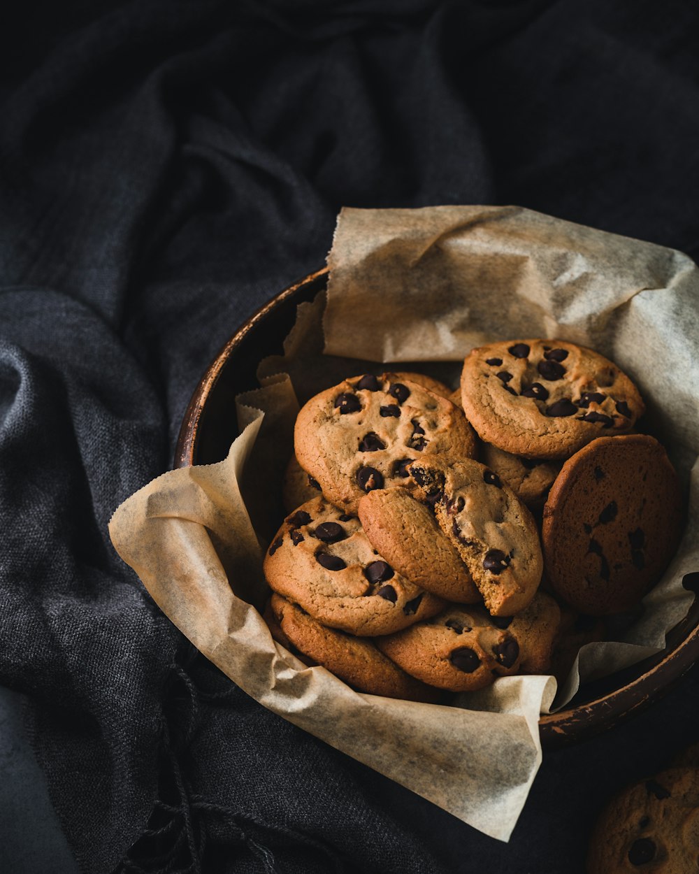 galletas marrones en un tazón marrón redondo