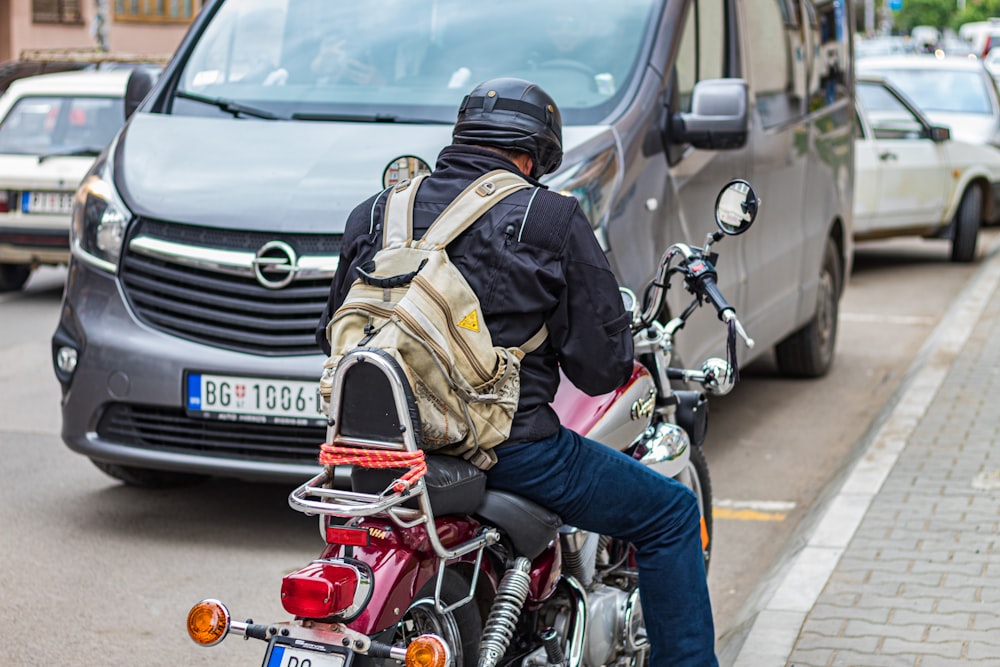 昼間の道路でバイクに乗る男