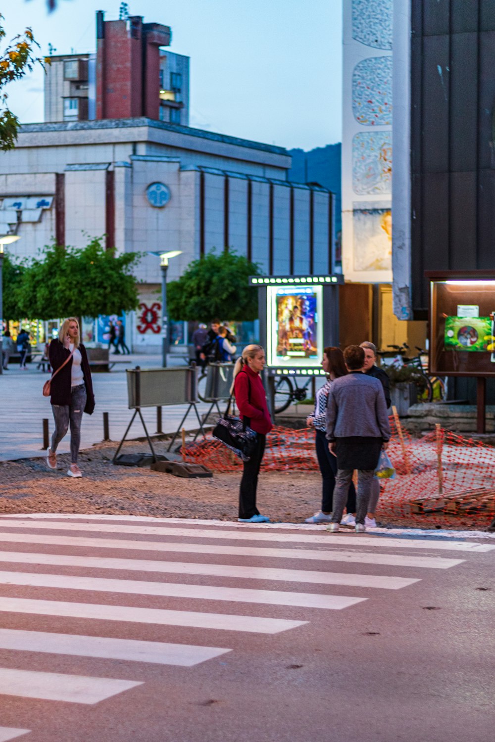 Vier Frauen stehen in der Nähe einer Fußgängerzone