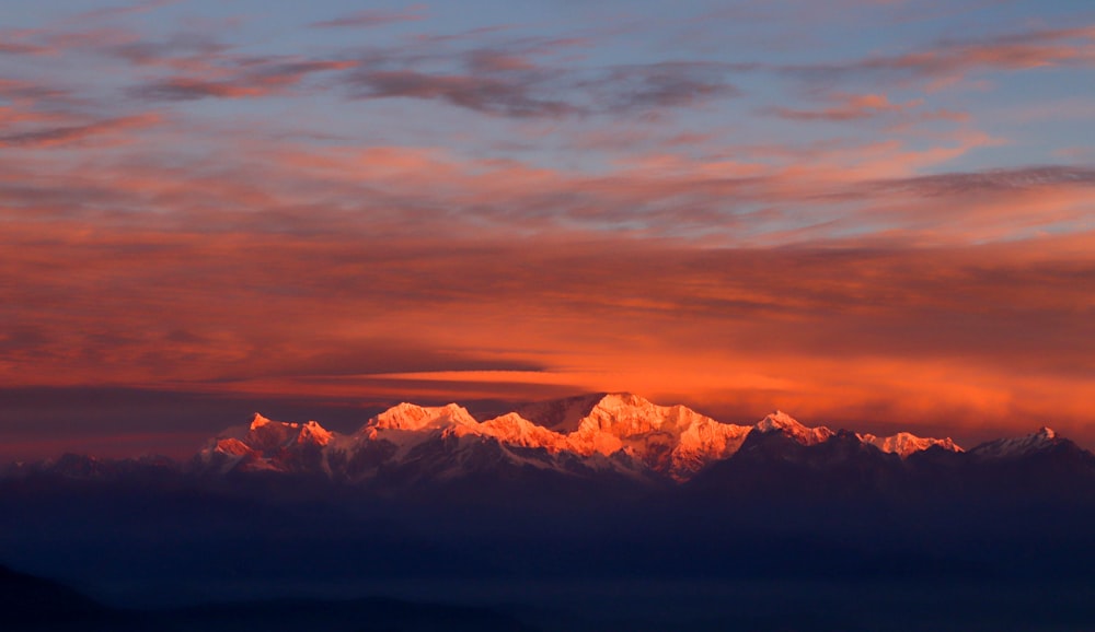 montagna innevata sotto il cielo indaco