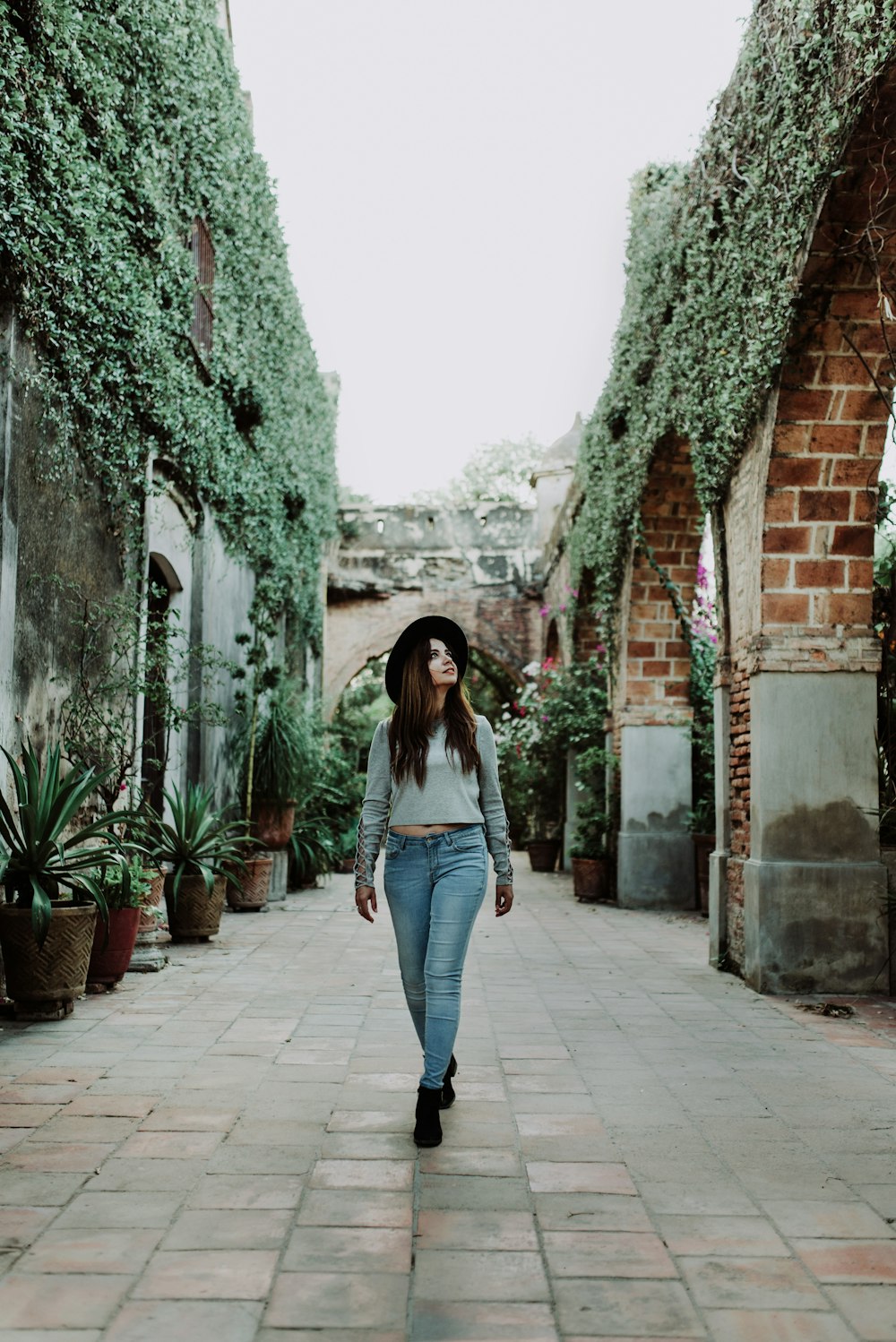 femme en crop top gris à manches longues