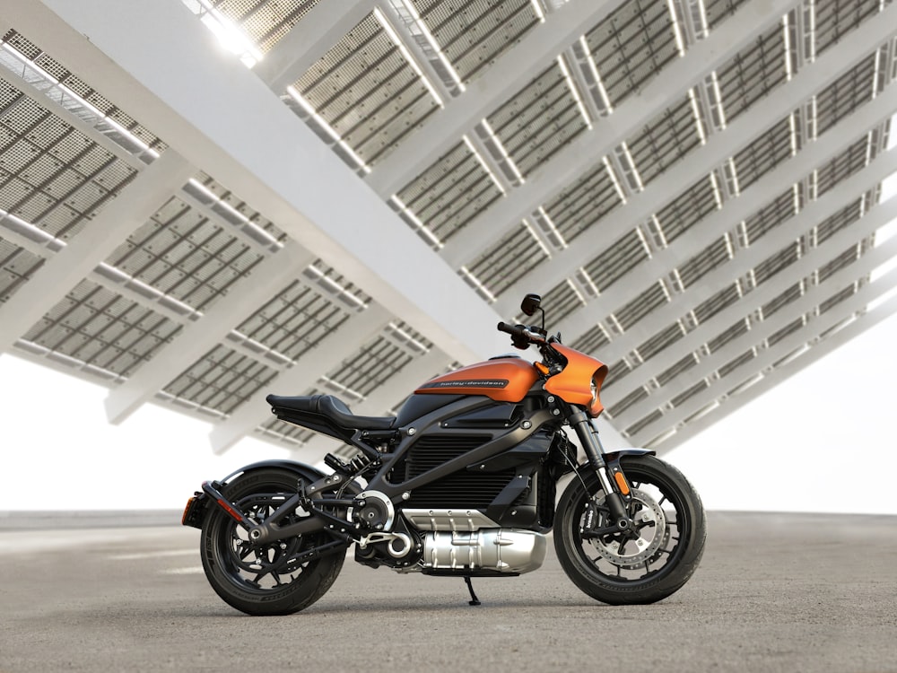 schwarzes und orangefarbenes Motorrad