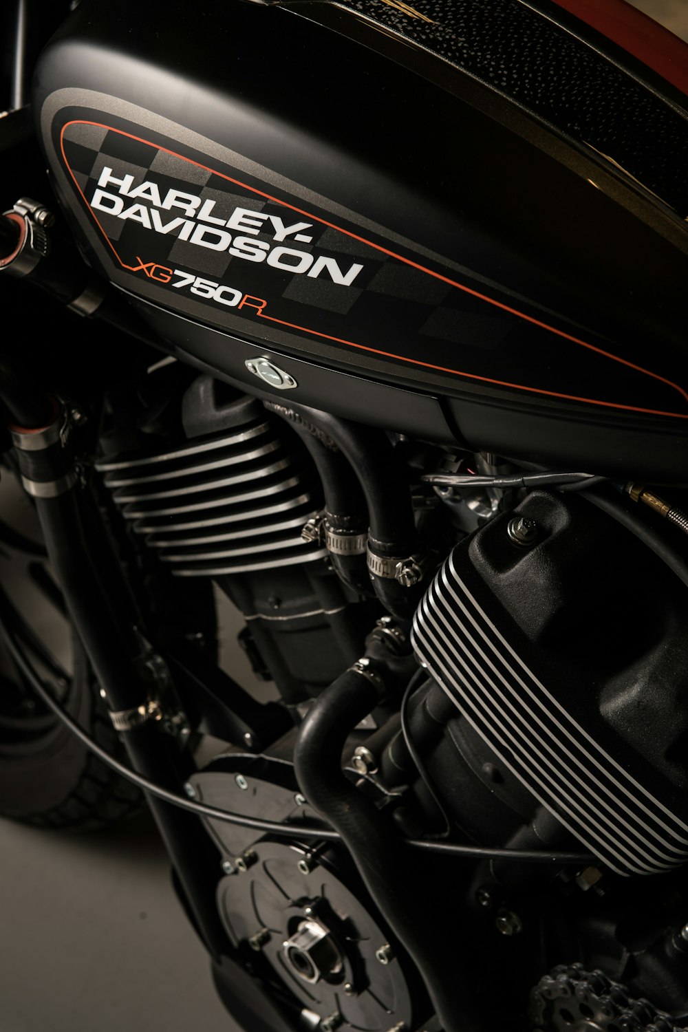 motocicleta Harley Davidson cruiser preta e cinza