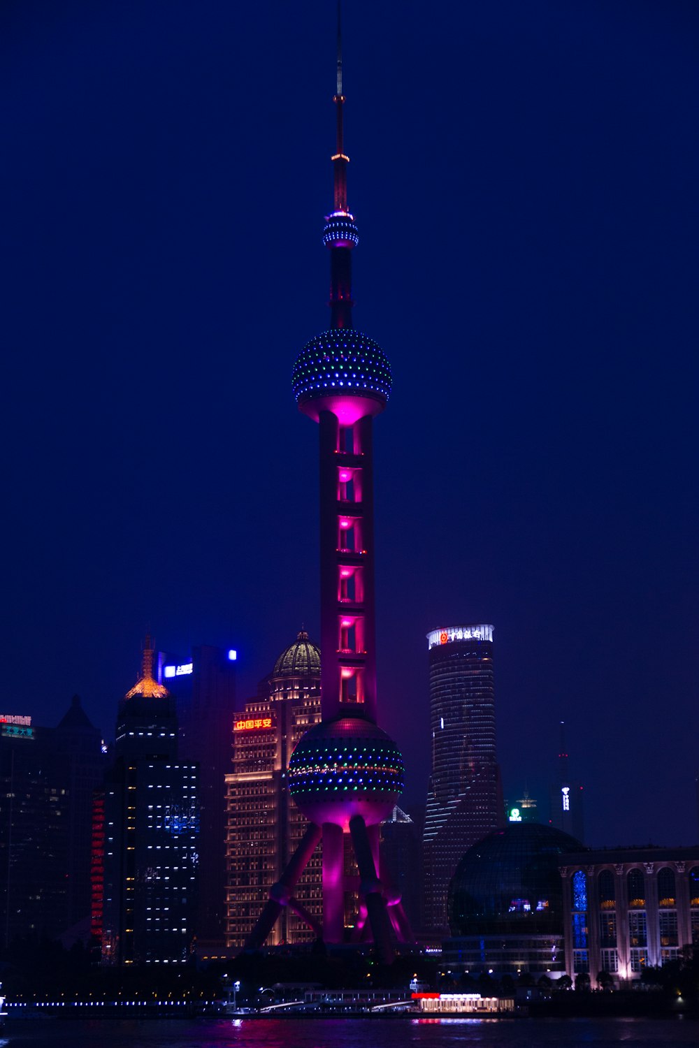 Torre de la Perla Oriental por la noche