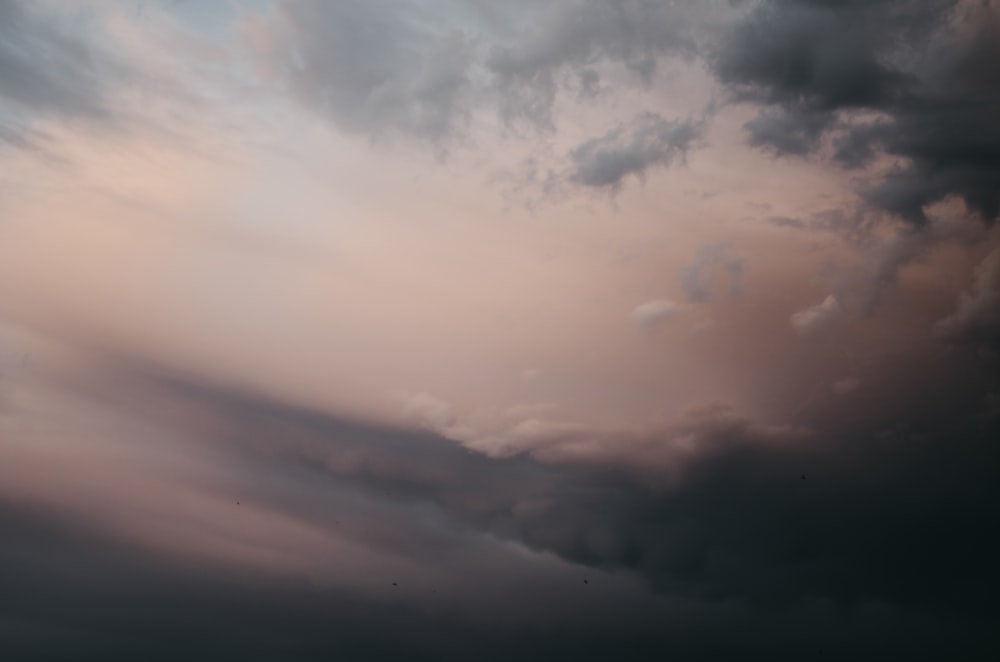 grauer und weißer Himmel