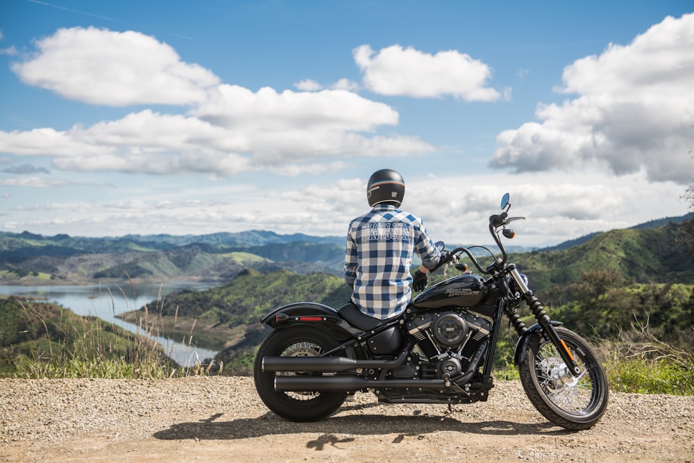 homme assis sur la moto