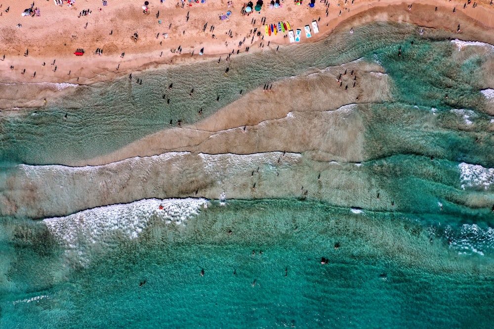 해안에 파도가 있는 항공 사진