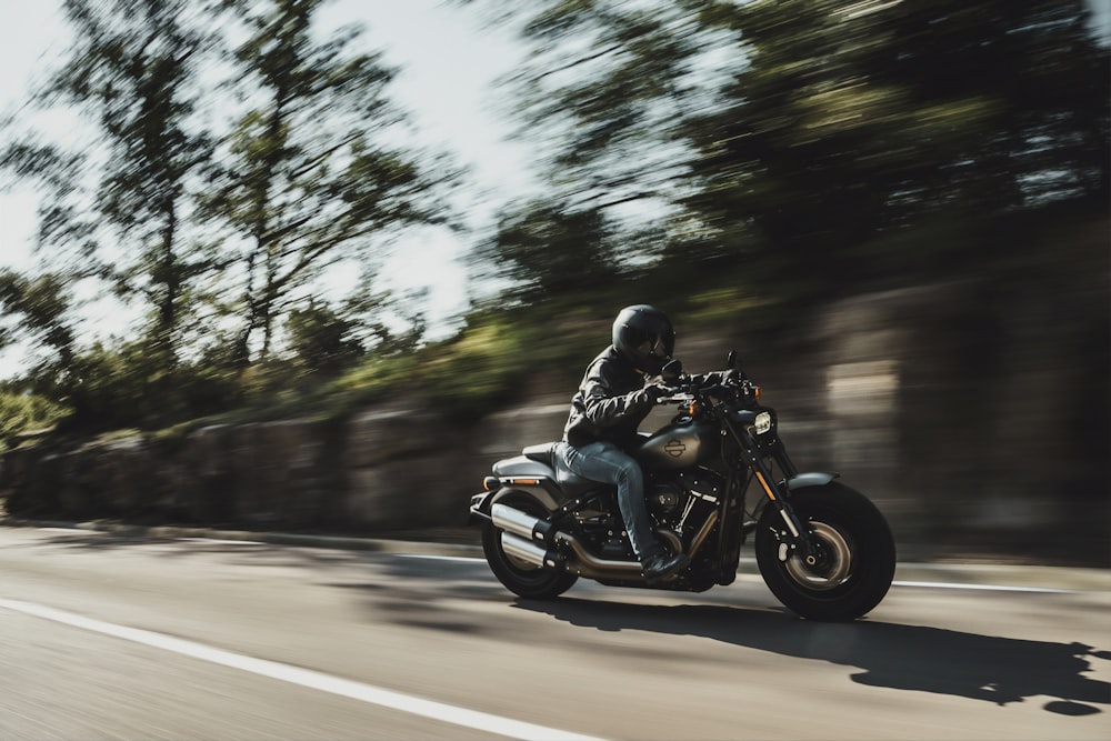 personne conduisant une moto de croisière pendant la journée