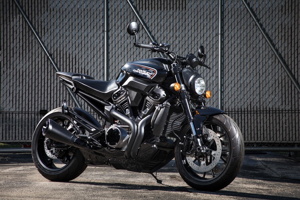 黒いオートバイのクローズアップ写真