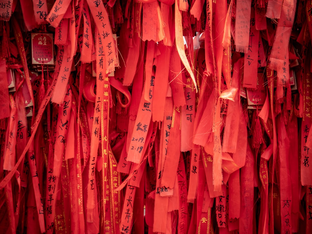 tiras de papel rojo