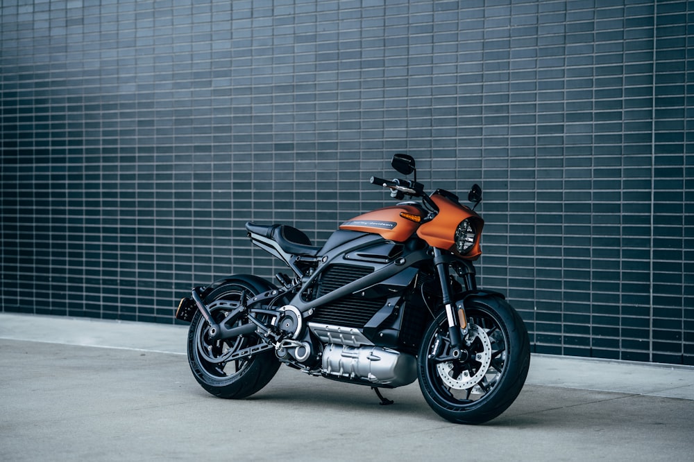motocicleta preta e laranja