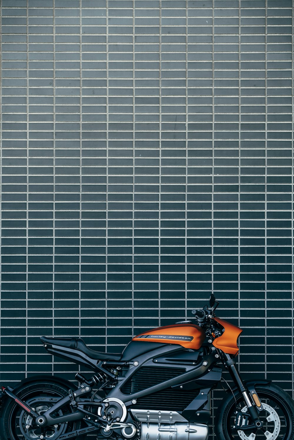 orangefarbenes und schwarzes Motorrad