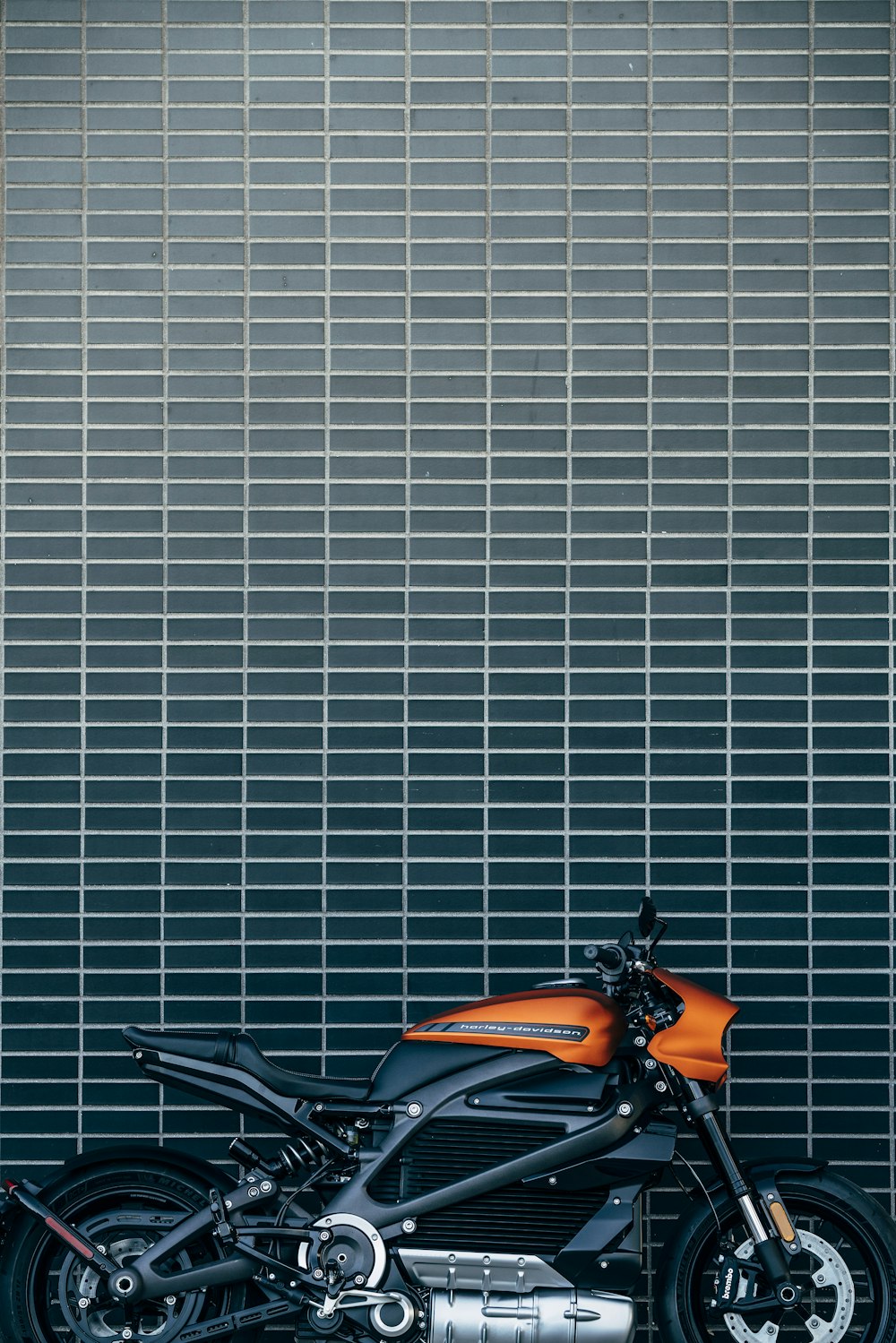 Moto naranja y negra