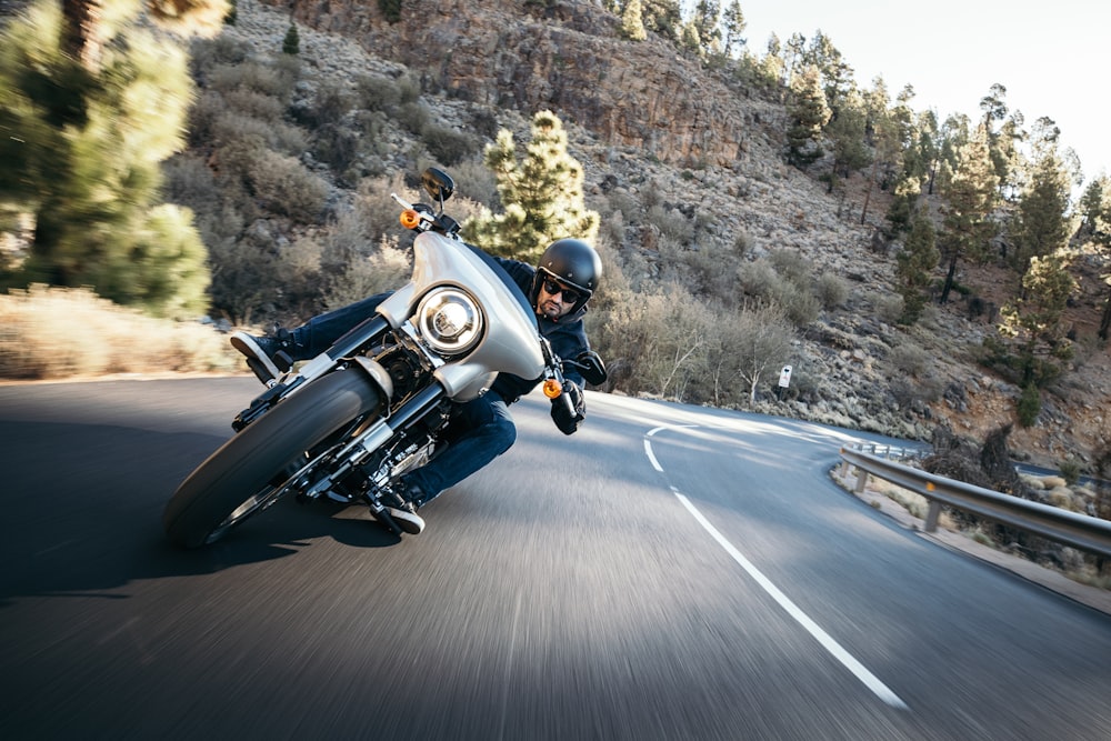 昼間の道路でバイクに乗る男