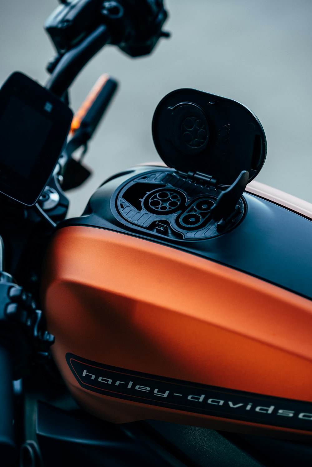Motocicletta Harley-Davidson arancione e nera