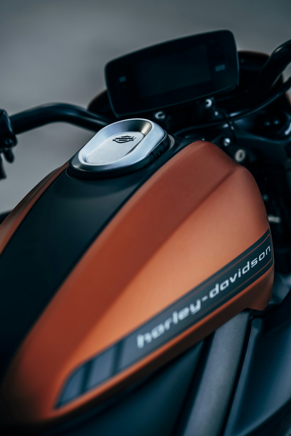 orangefarbenes und schwarzes Harley-Davidson Rückgrat Motorrad