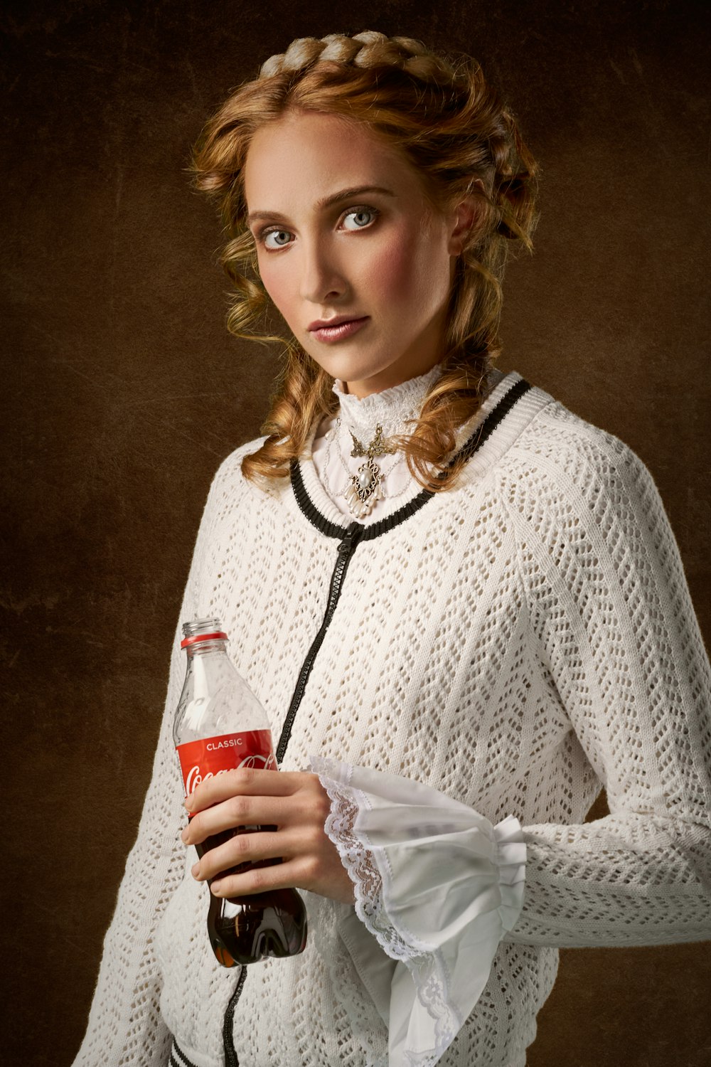 mujer sosteniendo una botella de Coca-Cola