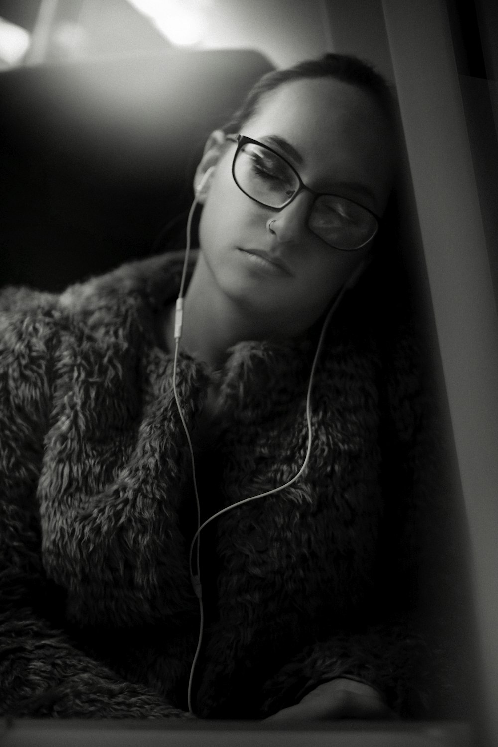 Mujer sentada y durmiendo mientras usa auriculares