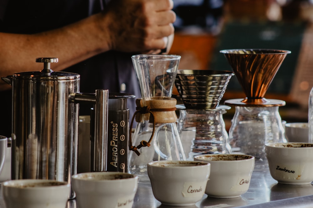 persona que prepara café