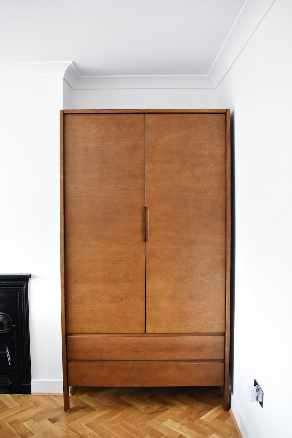 armário marrom de madeira de 2 portas