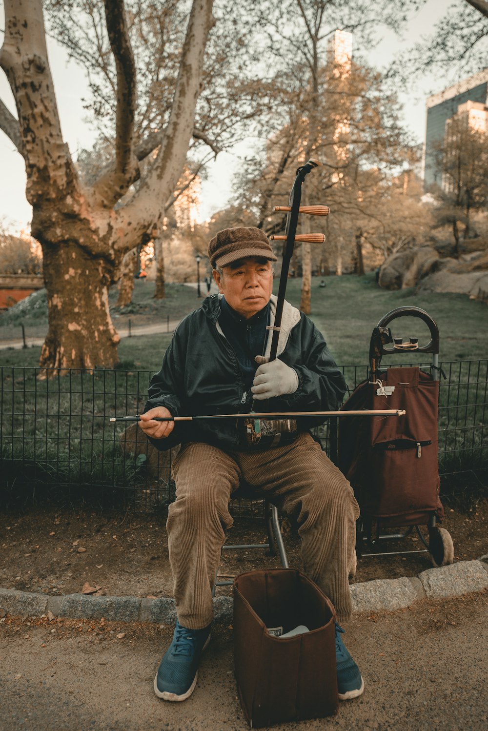 homme jouant d’un instrument de musique