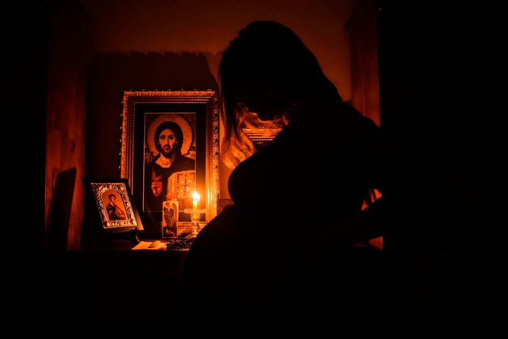 宗教的な祭壇の横の妊婦のシルエット