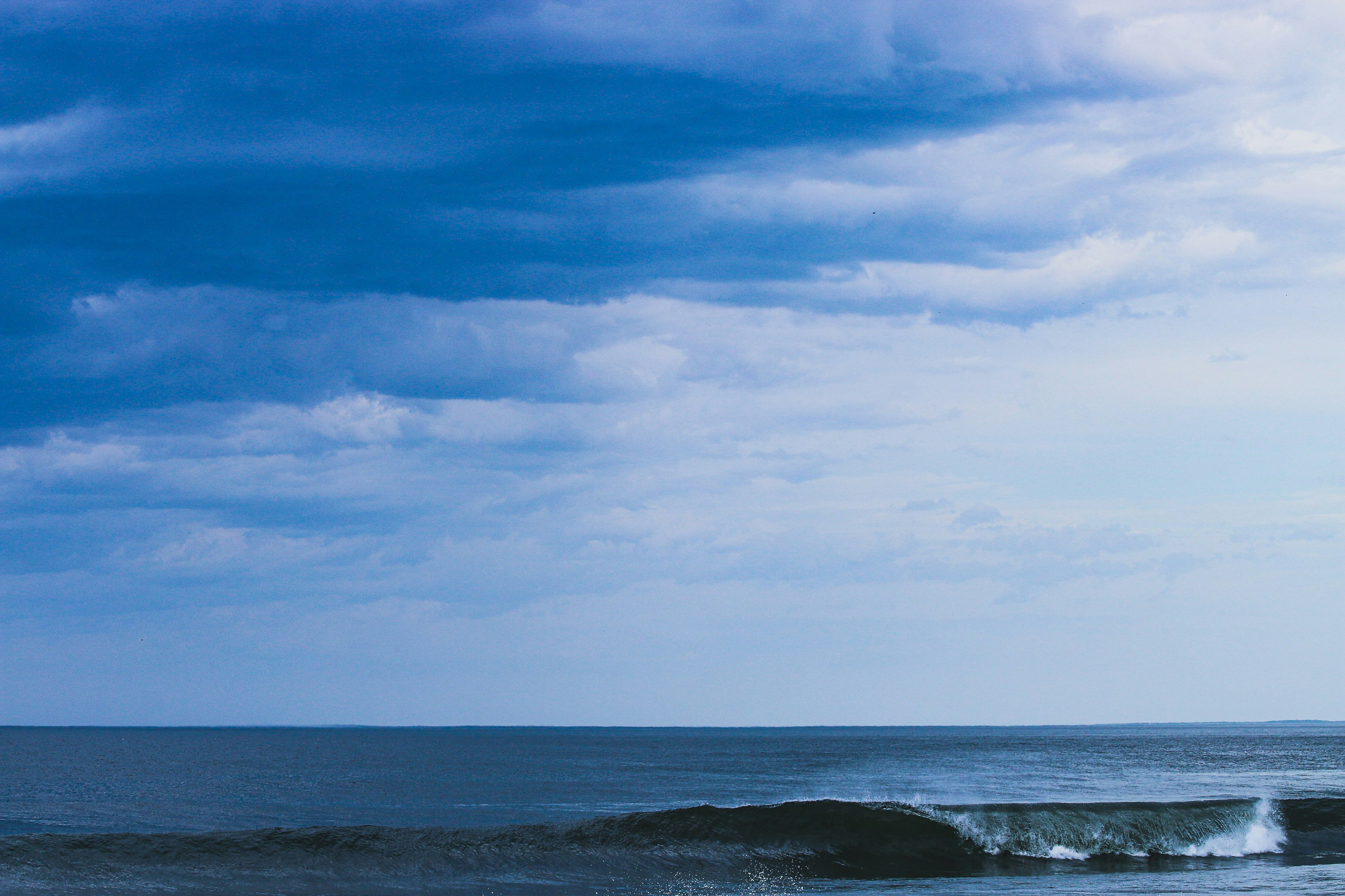 sea waves crashing on shore during daytime