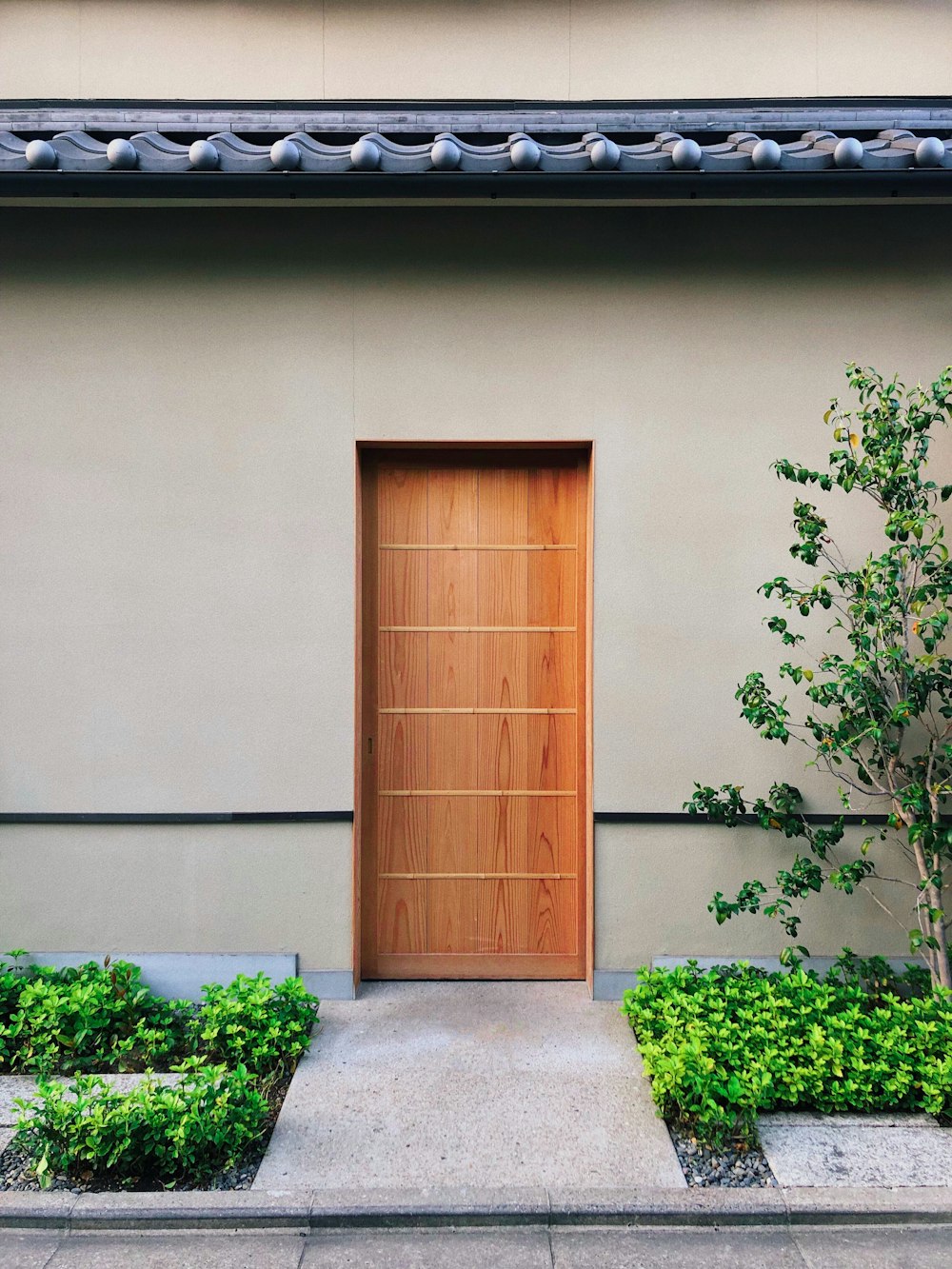 porta de madeira marrom é fechada durante o dia