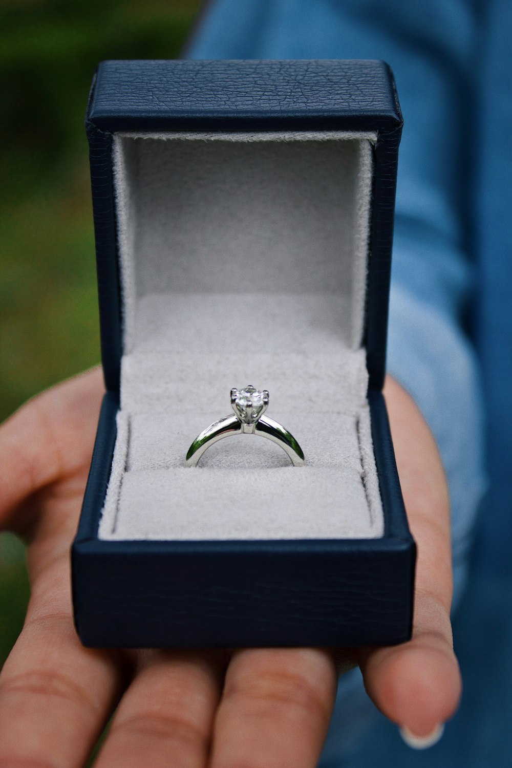 anello solitario color argento