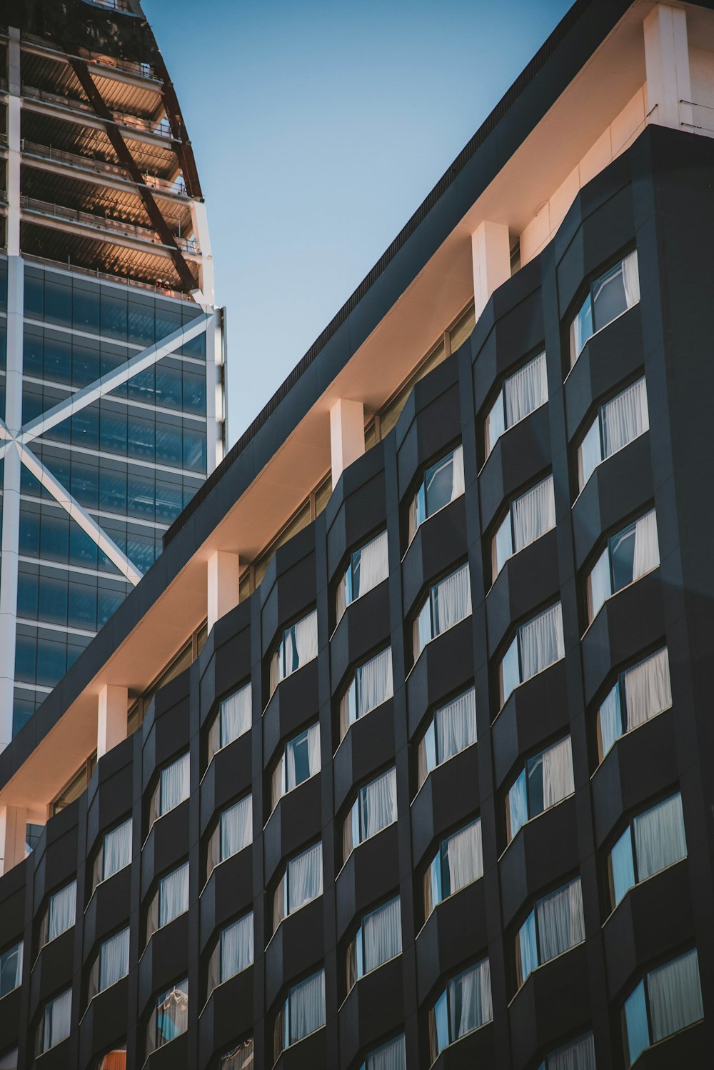 Fotografía de ángulo bajo de un edificio de gran altura en negro y marrón durante el día