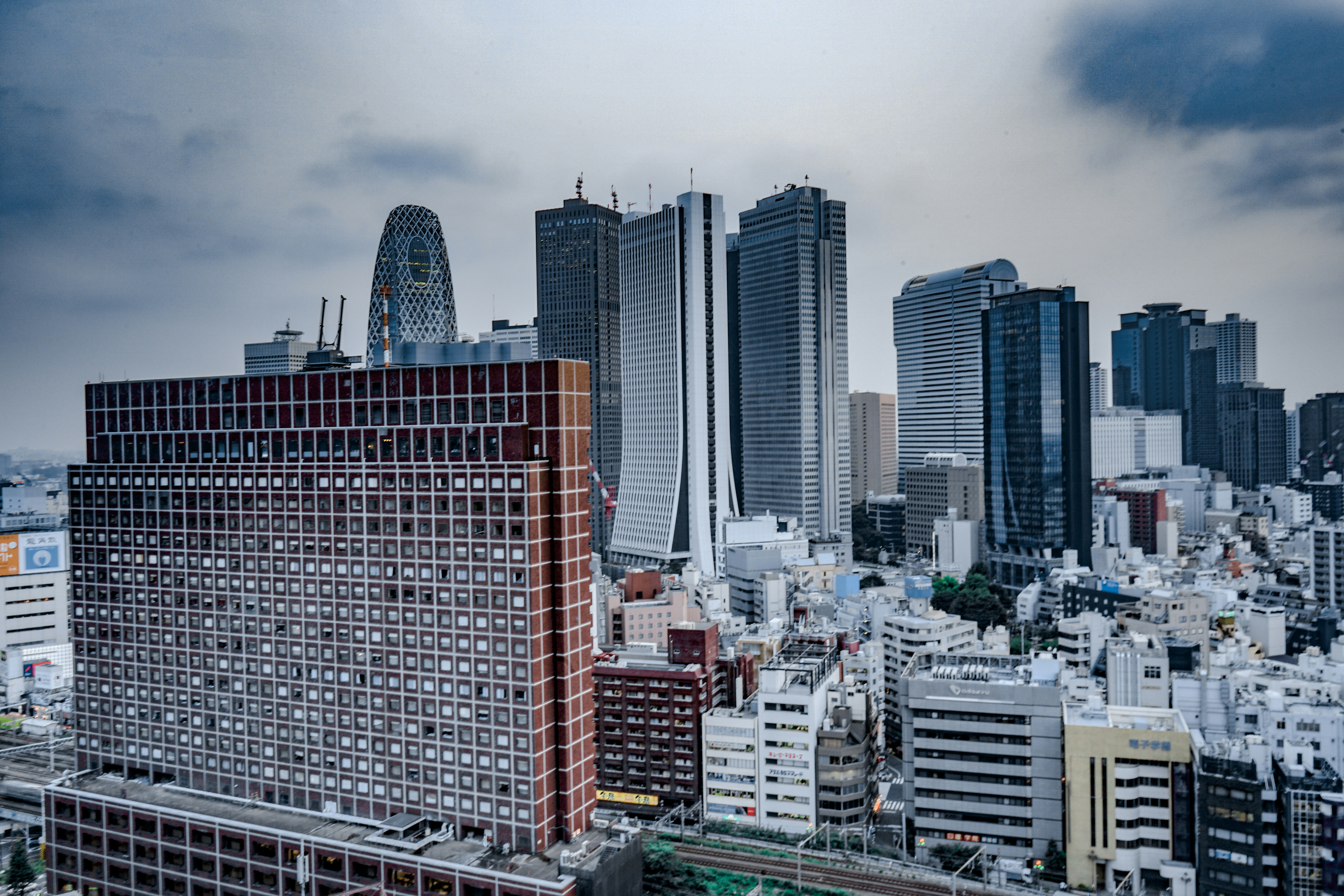 city high rise building under cloudy sky, Thank you for watching my picture; if you want to, you can donate here, paypal.me/GuillermoP1406</p><p>Any way thank you for watching my photo.