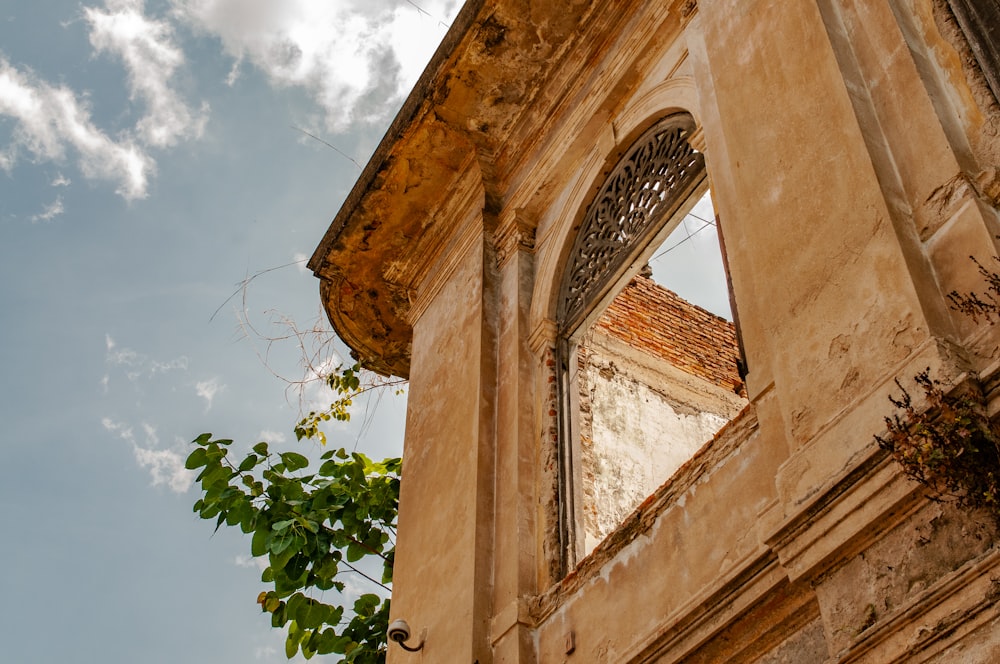 Photographie en contre-plongée d’un bâtiment en béton