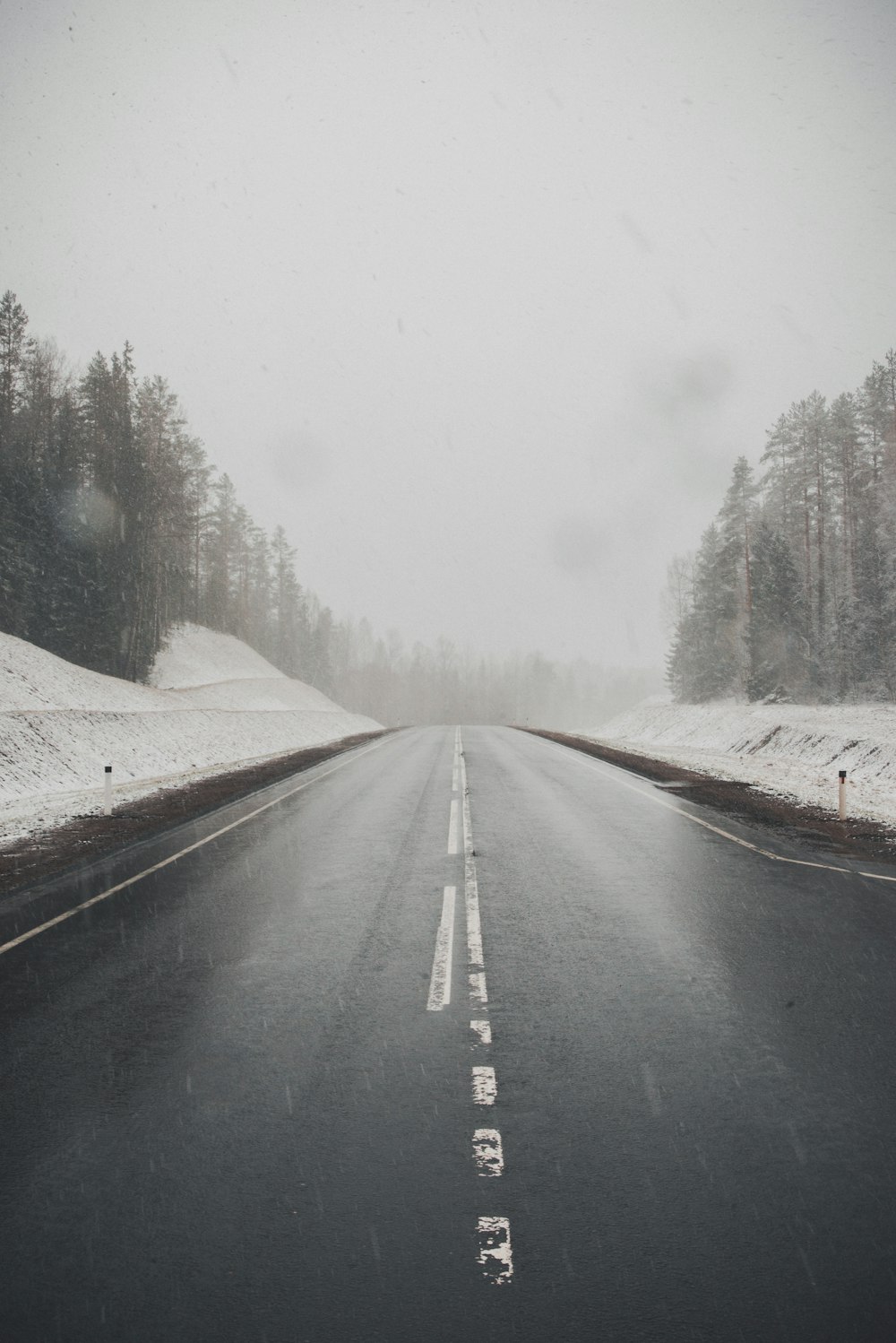 autopista entre la nieve