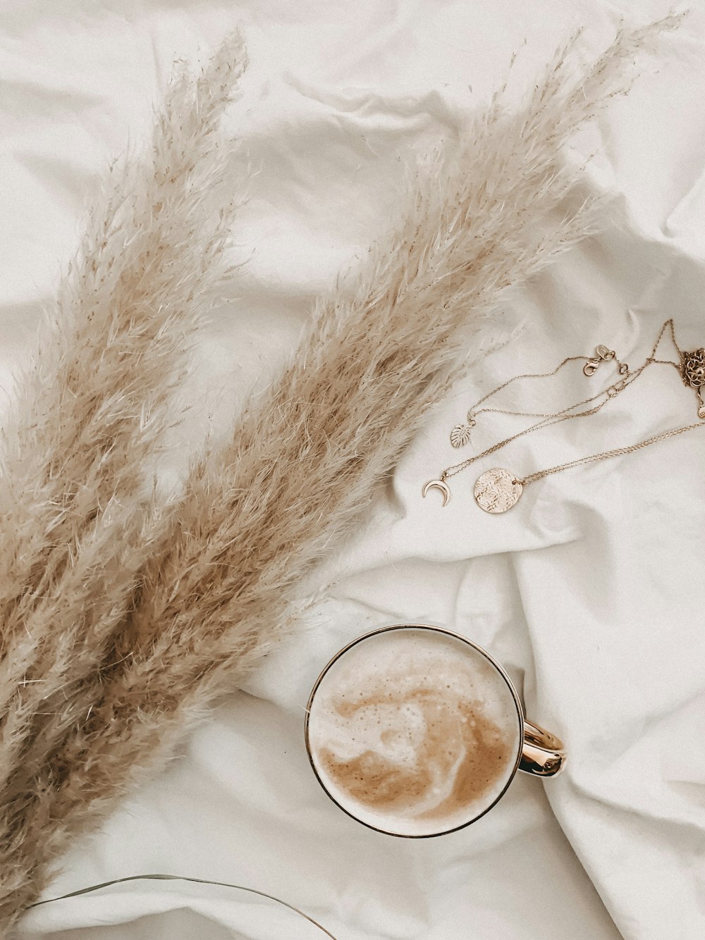 tasse avec un liquide brun et blanc