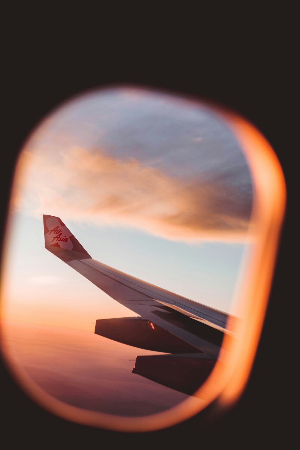 飛行機の翼の窓の眺め
