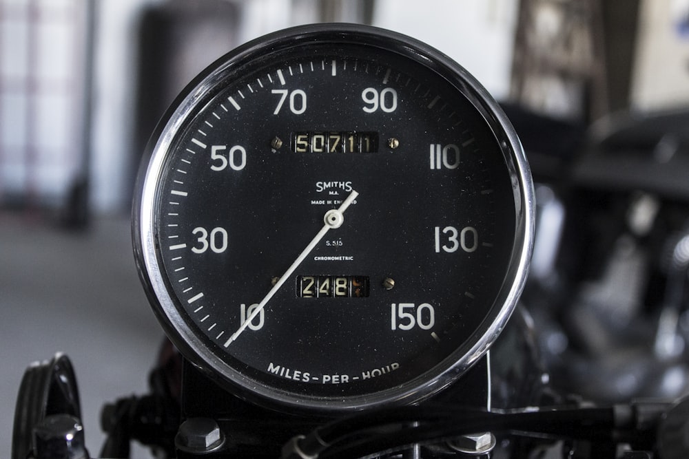 gray analog gauge