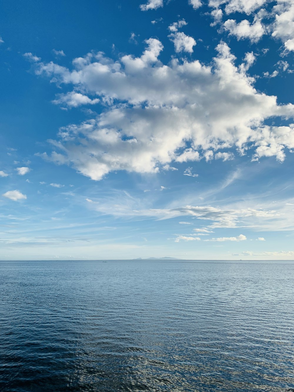 Muschelwasser tagsüber unter Wolken